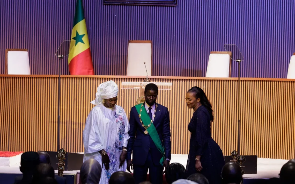 Bassirou Diomaye Faye, do Senegal, com suas mulheres, ao tomar posse como presidente, no Dakar, em 2 de abril de 2024 — Foto: Zohra Bensemra/Reuters - Todos os direitos: © G1 - Globo Mundo