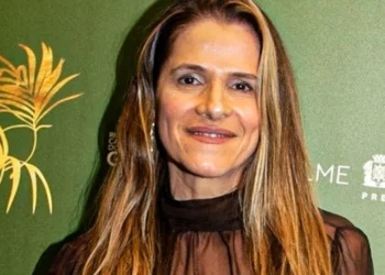 atriz, 51 anos;