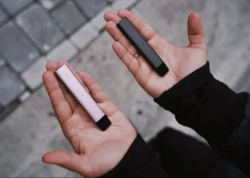 e-cigarros, dispositivos eletrônicos para fumar;