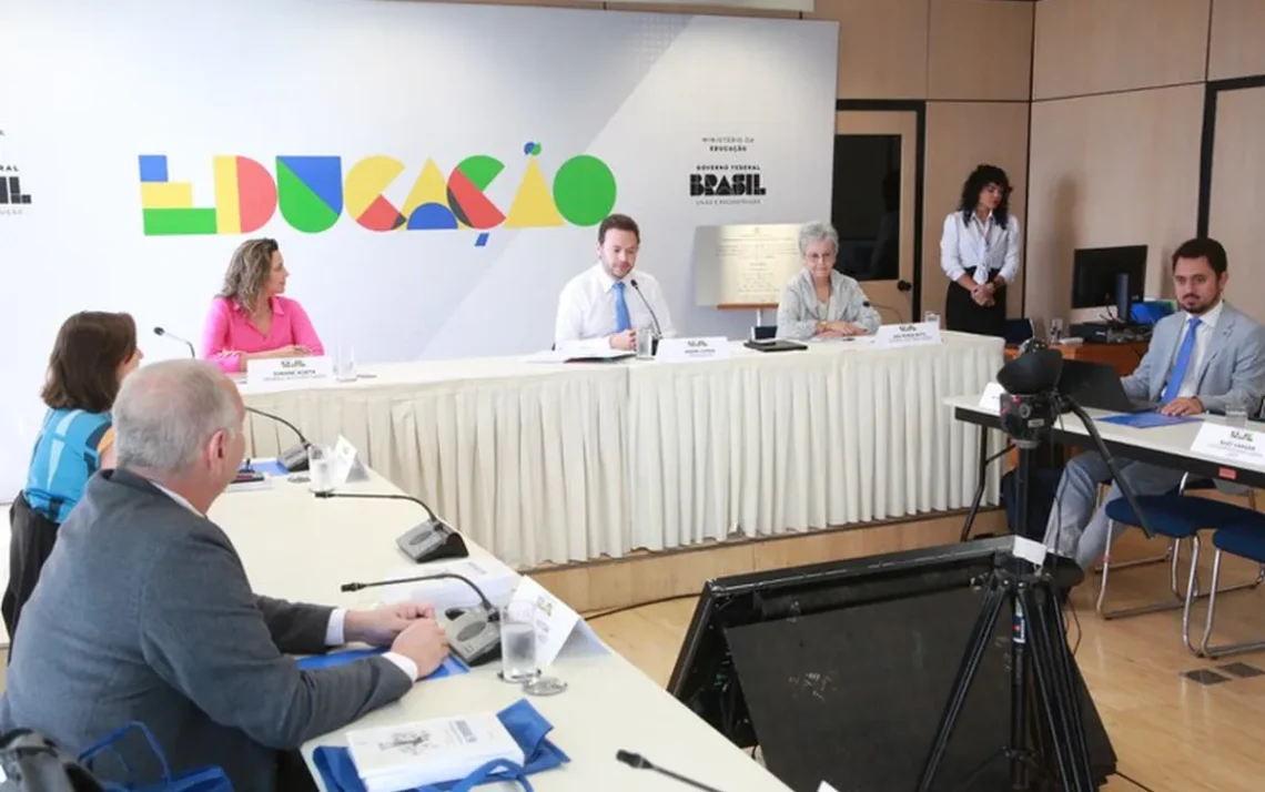 Encontro foi realizado nesta terça-feira (26) e reuniu membros da Comissão, do Inep, da Abed e da Capes. Durante o evento, foi homenageada Ana Maria Rettl, ex-presidente e membro notório saber da Conaes - Todos os direitos: © MEC GOV.br