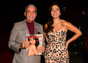 Chiquinho Scarpa posa com Claudia Ohana após pedir autógrafo em revista histórica da Playboy — Foto: Andy Santana / Brazil News - Todos os direitos: © Revista Quem