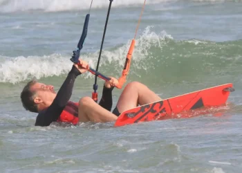 kitesurf, flysurfing; ;